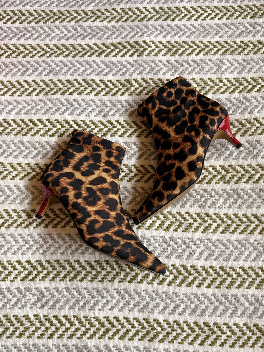 Betsey Johnson Leopard Pointed Kitten Heel Booties size 7